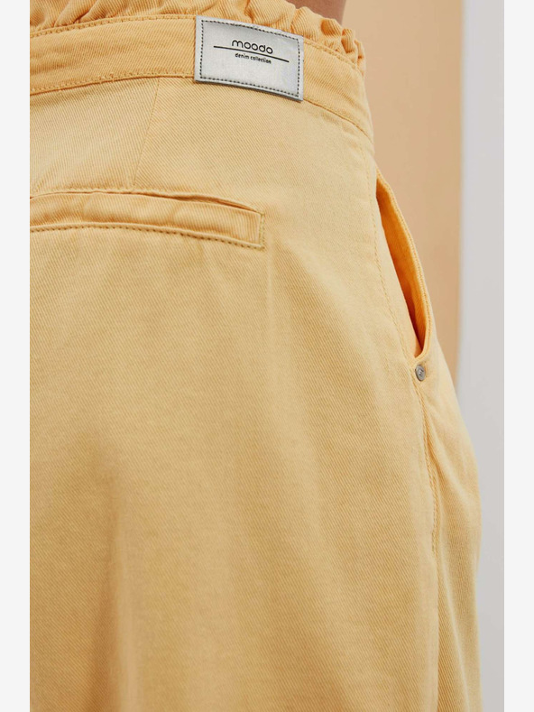 Moodo Pantaloni scurți galbeni Moodo pentru femei