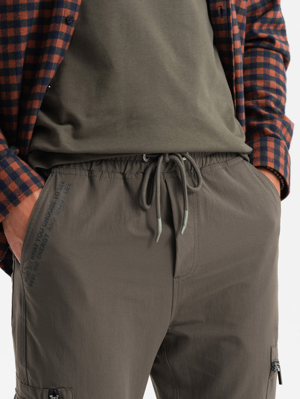 Ombre Clothing Pantaloni jogger pentru bărbați cu buzunare și imprimeu verde măsliniu închis Ombre Clothing