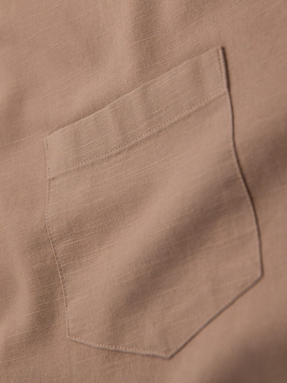 Ombre Clothing Cămașă din pânză pentru bărbați cu guler înalt și buzunar REGULAR FIT - maro deschis