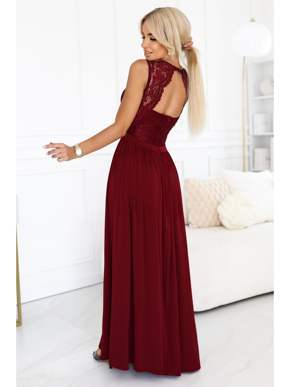 numoco Rochie lungă LEA cu decolteu din dantelă și despicătură - vișinie