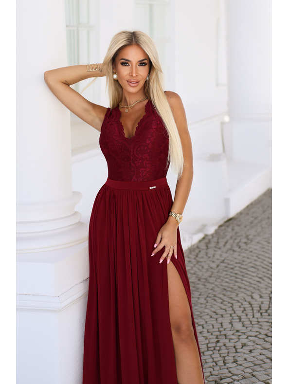 numoco Rochie lungă LEA cu decolteu din dantelă și despicătură - vișinie