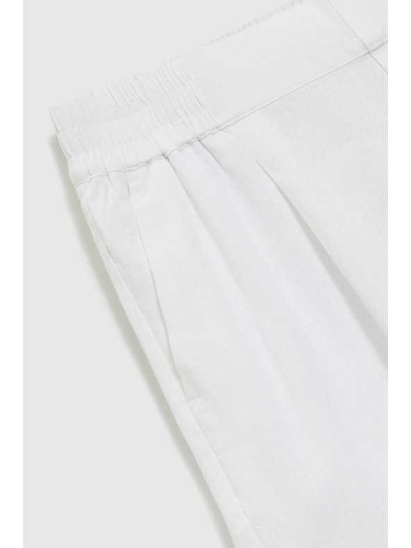 Moodo Pantaloni scurți Moodo pentru femei - albi