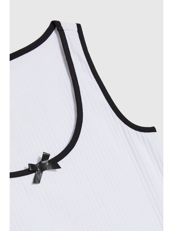 Moodo Top alb pentru femei cu tiv negru