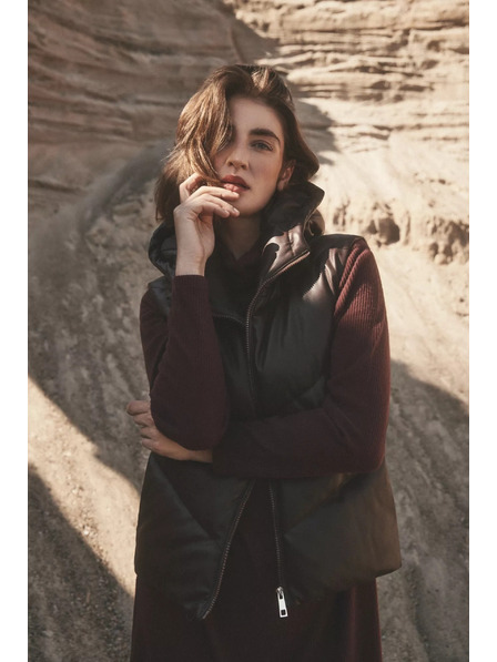 Moodo Vestă matlasată cu glugă maro Moodo