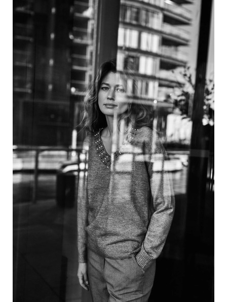 Moodo Pulover maro cu decolteu decorativ Moodo