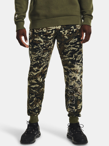 Under Armour Pantaloni de trening pentru bărbați Under Armour RIVAL FLC CAMO SCRIPT JGR