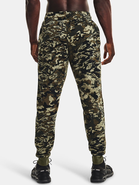 Under Armour Pantaloni de trening pentru bărbați Under Armour RIVAL FLC CAMO SCRIPT JGR