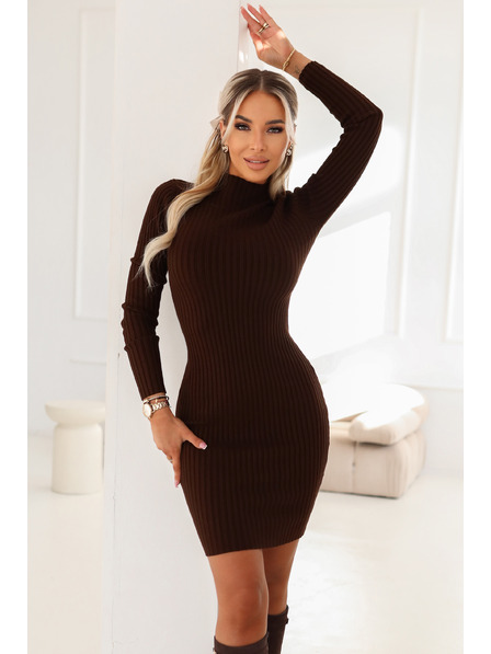 numoco basic Rochie elegantă din tricot cu talie ajustată și guler rulot, care evidențiază frumos figura - ciocolată