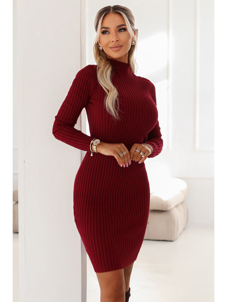 numoco basic Rochie elegantă ajustată cu guler rulot, care evidențiază frumos silueta - roșu vin