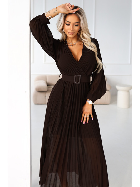 numoco basic KLARA Rochie midi elegantă cu pliuri, centură și decolteu - ciocolată