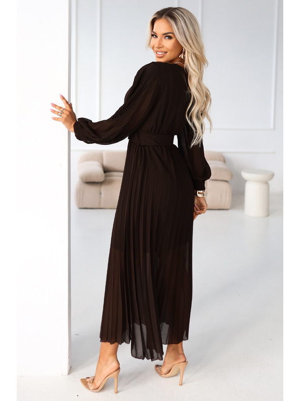 numoco KLARA Rochie midi elegantă cu pliuri, centură și decolteu - ciocolată